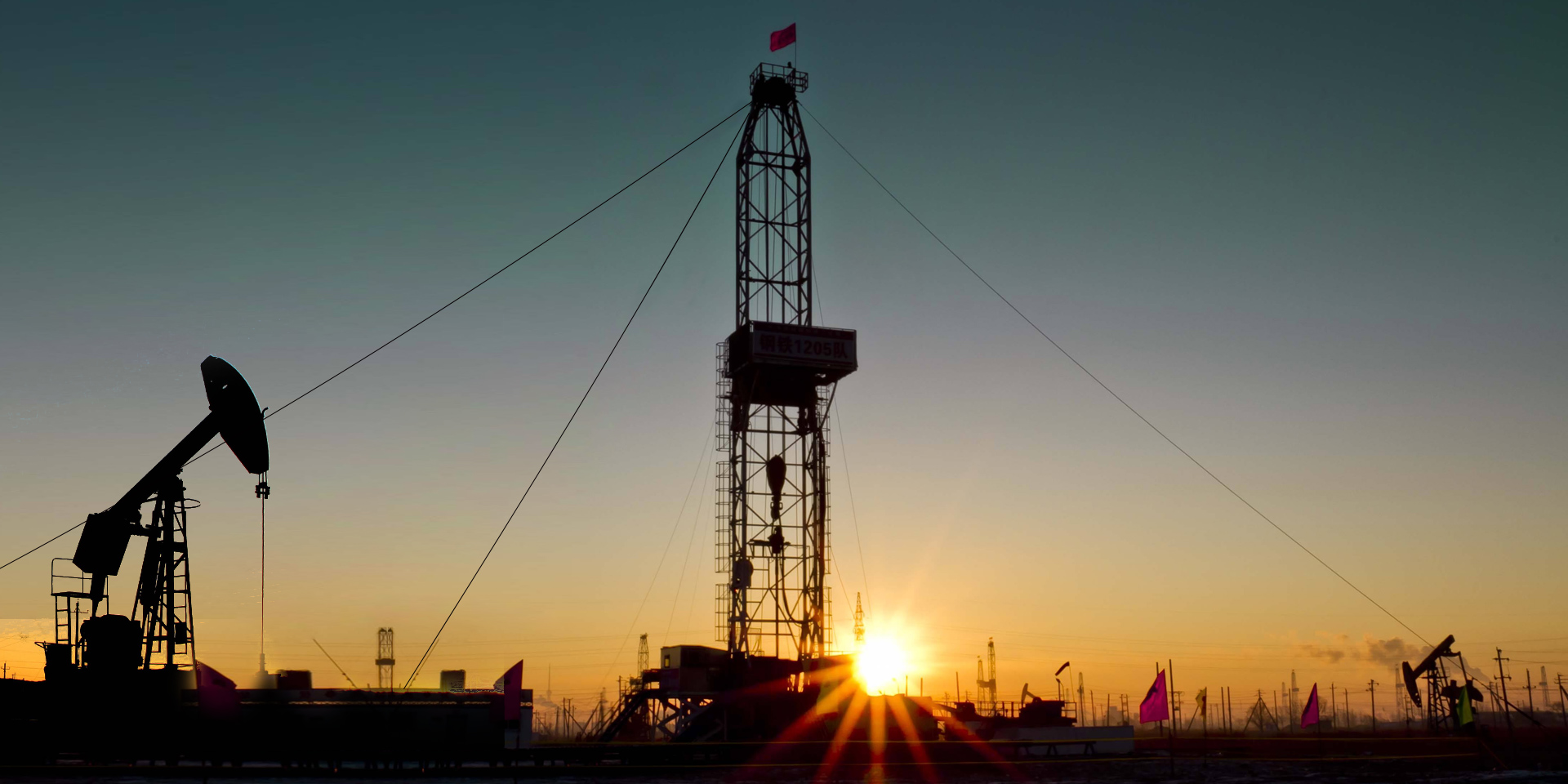 追求卓越，奉獻(xiàn)社會(huì)，拼搏進(jìn)取，勇創(chuàng)輝煌